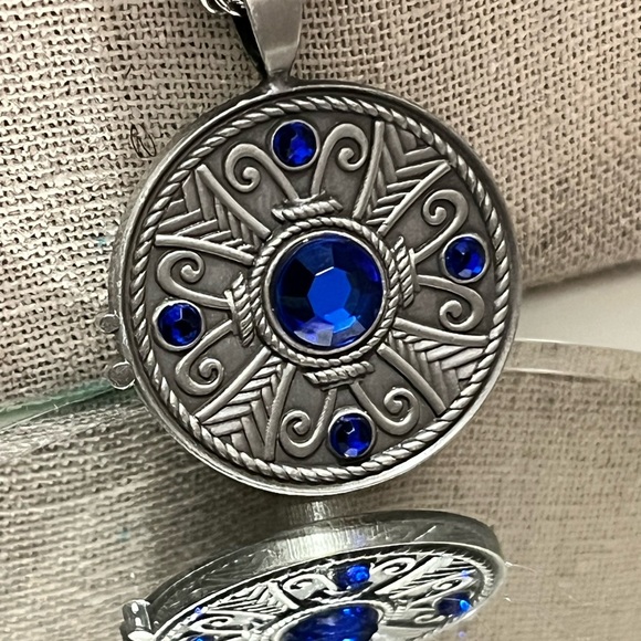 N122 Aztec sun clock reversible silver pendant on a long chain blue and yellow - Picture 3 of 10